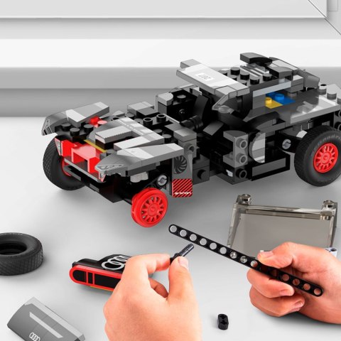 Samochód Rastar 10120 Audi RS Q e-tron 1:30 klocki 367 el. Samochód Rastar 10120 Audi RS Q e-tron 1:30 klocki 367 el.