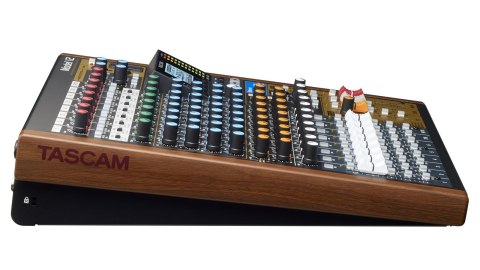Tascam Model 12 - 10-kanałowy mikser z 12-ścieżkowym rejestratorem Tascam Model 12 - 10-kanałowy mikser z 12-ścieżkowym rejestratorem