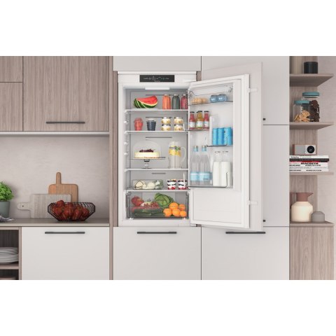 Chłodziarko-zamrażarka INDESIT INC18 T311 Chłodziarko-zamrażarka INDESIT INC18 T311